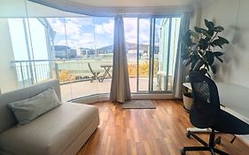 Dana-Central Apartment With Mount Ainslie Views